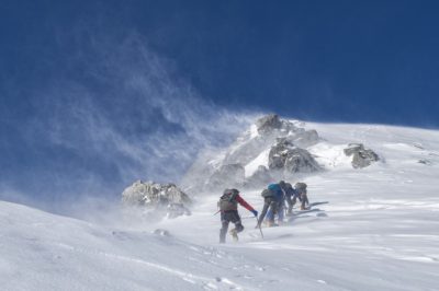 cordée d'alpinistes en montée