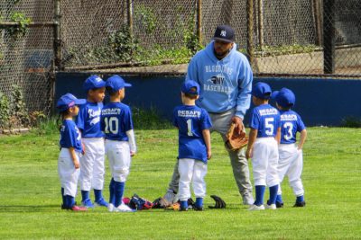coach et son équipe de jeunes baseballers