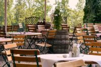 terrasse de restaurant avec tables et chaises