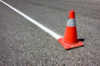 cône de construction pour signaler un danger sur la route